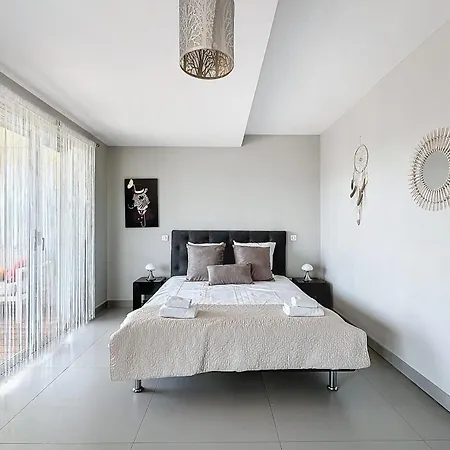 Lägenhet Elegant Design With Balcony And Pool *