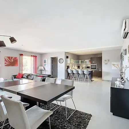 Elegant Design With Balcony And Pool Lägenhet