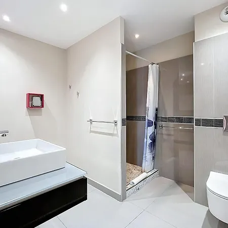 Elegant Design With Balcony And Pool Lägenhet *