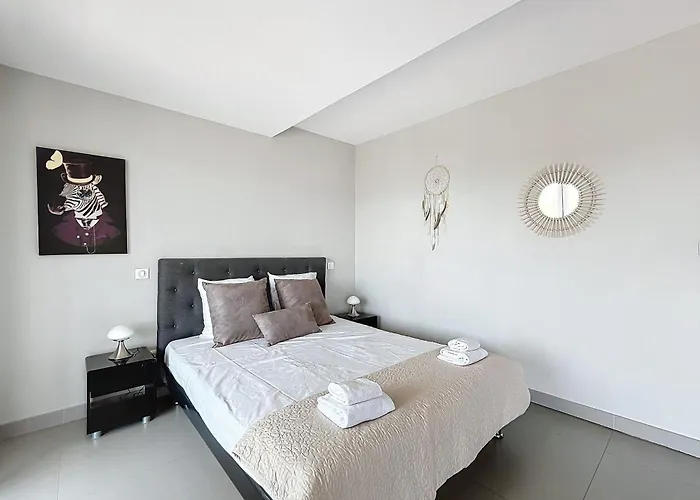 Elegant Design With Balcony And Pool Apartamento