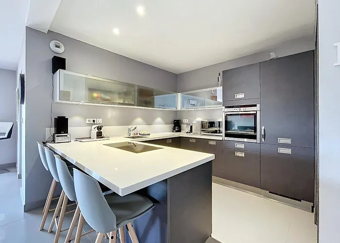 Elegant Design With Balcony And Pool