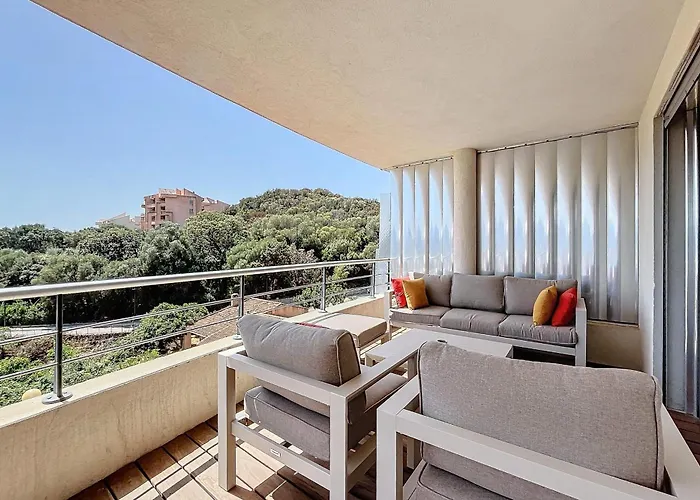 Elegant Design With Balcony And Pool Apartamento *