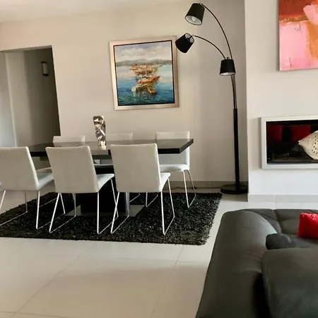 Elegant Design Apt With Balcony And Pool Apartment