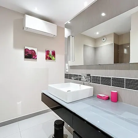 Apartment Elegant Design Apt With Balcony And Pool *