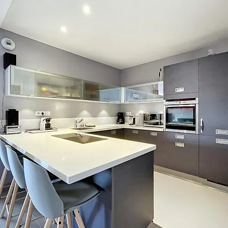 Elegant Design With Balcony And Pool