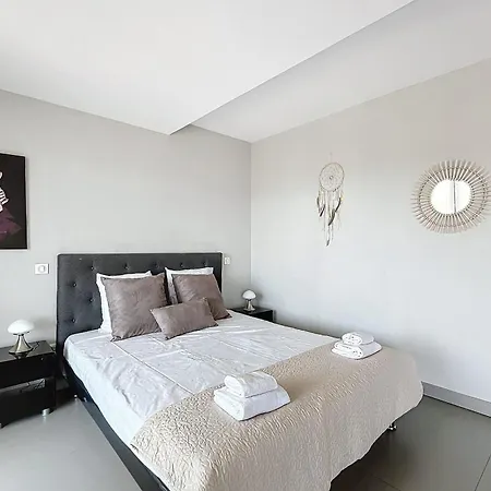 Apartment Elegant Design With Balcony And Pool *