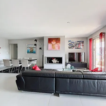 Apartment Elegant Design With Balcony And Pool