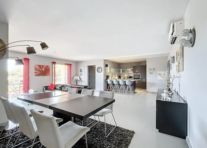 Elegant Design With Balcony And Pool Lägenhet