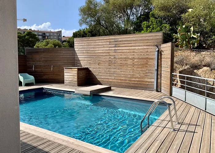 Elegant Design With Balcony And Pool Lägenhet