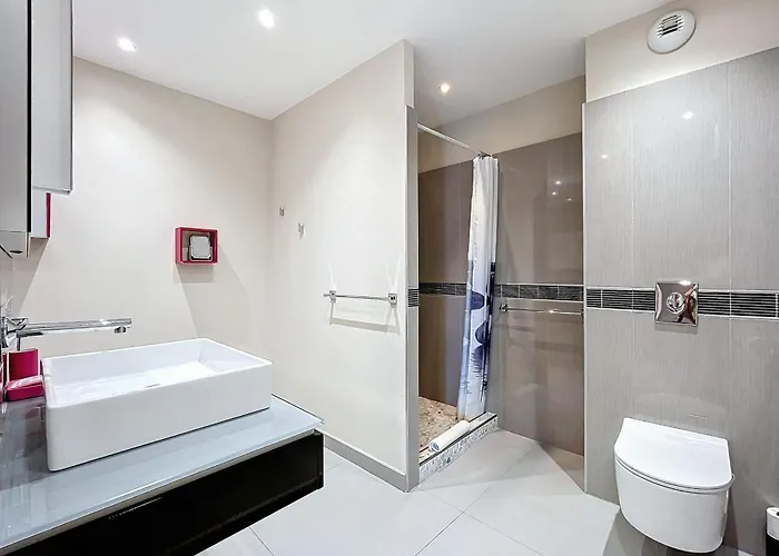 Elegant Design With Balcony And Pool Apartment *